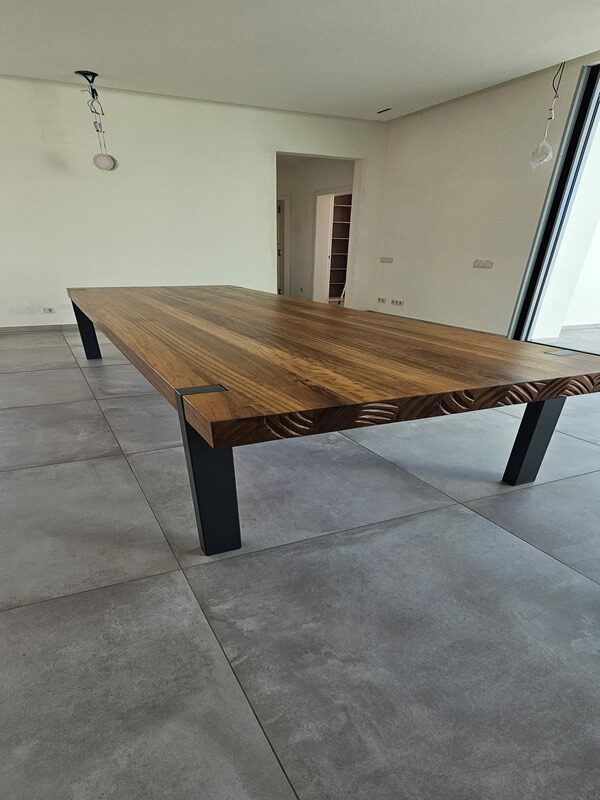 Mesa de jantar em madeira maciça com design rústico e pés metálicos pretos. Peça de mobiliário personalizada para sala de estar.