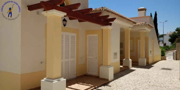 Alpendre renovado de uma moradia com colunas e pérgula em madeira, mostrando o resultado final da pintura exterior e a palete de cores escolhida.